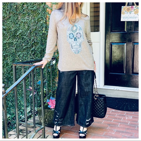 ✨LAST ONE✨MADE IN ITALY FABULOUS SKULL TRIM SWEATER - Picture 2 of 9
